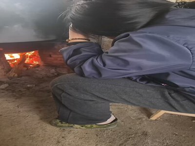 煮完狗食心血来潮 在养殖场现场做爱 主人被后入抽插 狗子看着都羡慕极了 浓精激射爆乳妈妈[MP4/1.2G] 